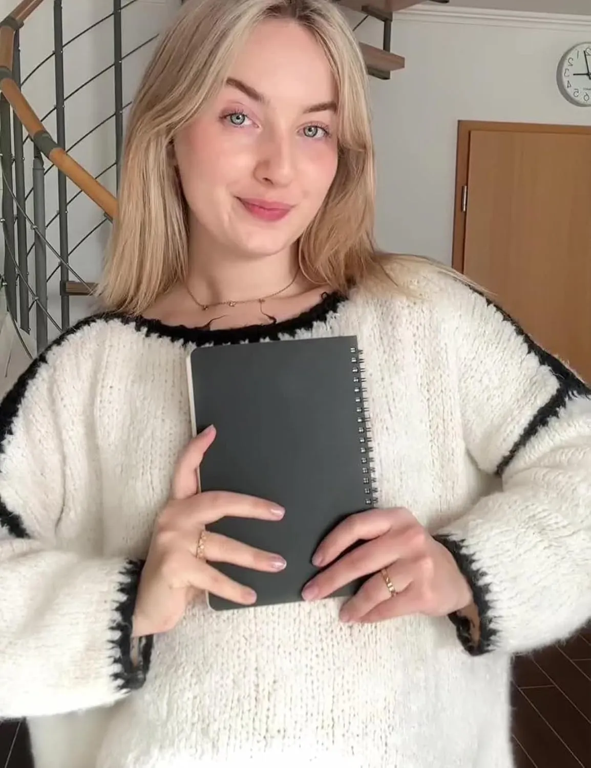 Flygo Oversized Sweaters for Women Long Sleeve Crew Neck Trendy Fall Sweaters Colorblock Chunky Knit Pullover