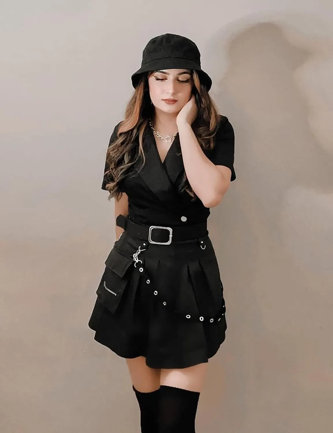 Ruolai Goth Black Pleated Mini Skirt with Chain High Waisted Tennis Skirt